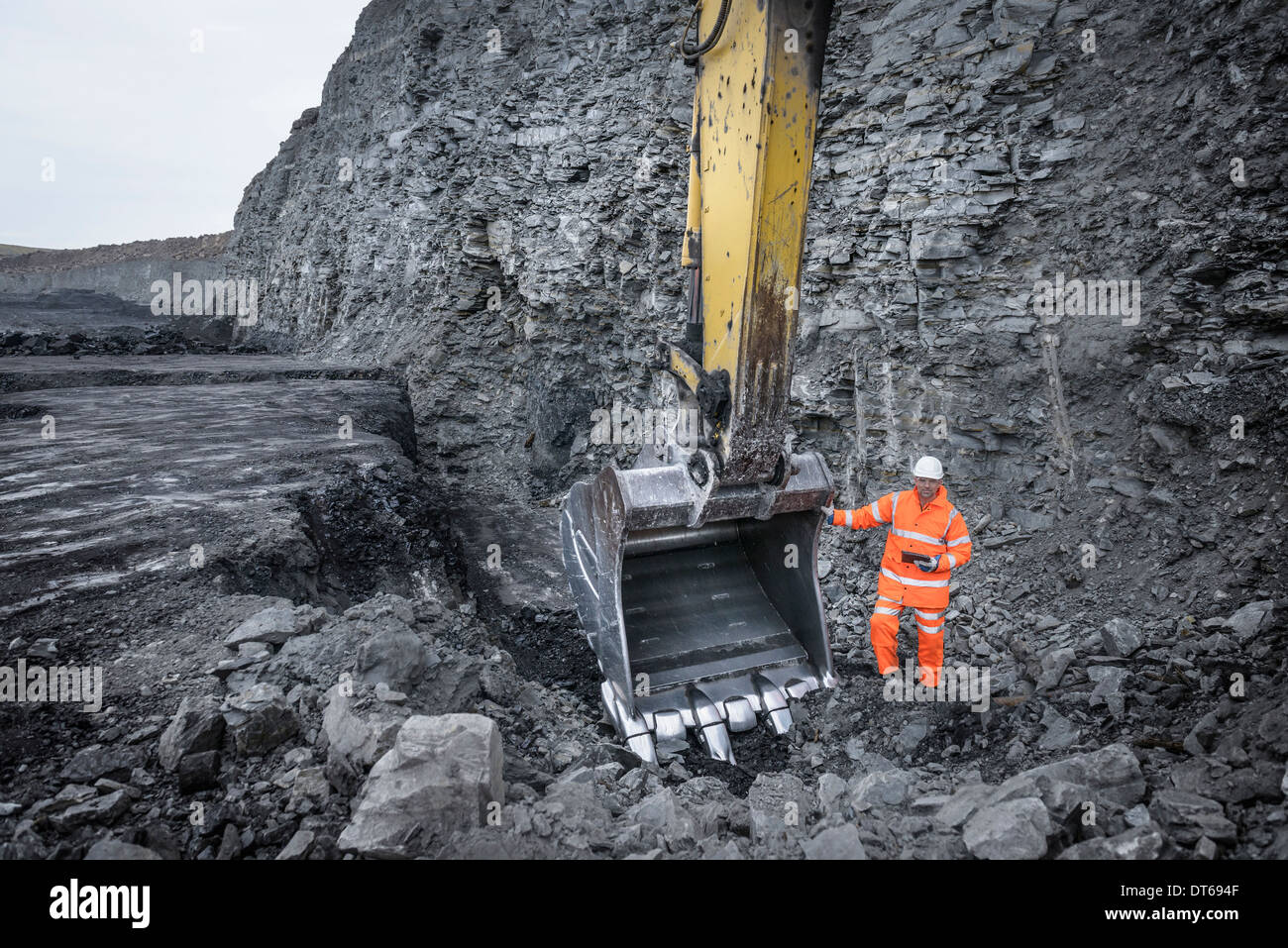 La minera de carbón inspecciona la excavación en mina de carbón superficial Foto de stock
