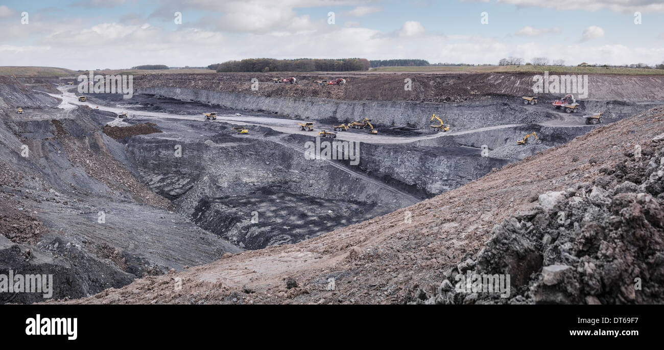 Descripción general de la excavación y la geología en la mina de carbón superficial Foto de stock