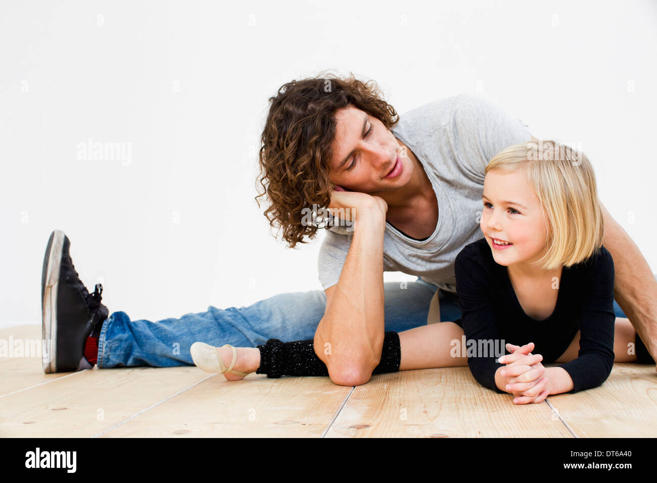 Foto de Estudio del padre posando con bailarina hija Foto de stock