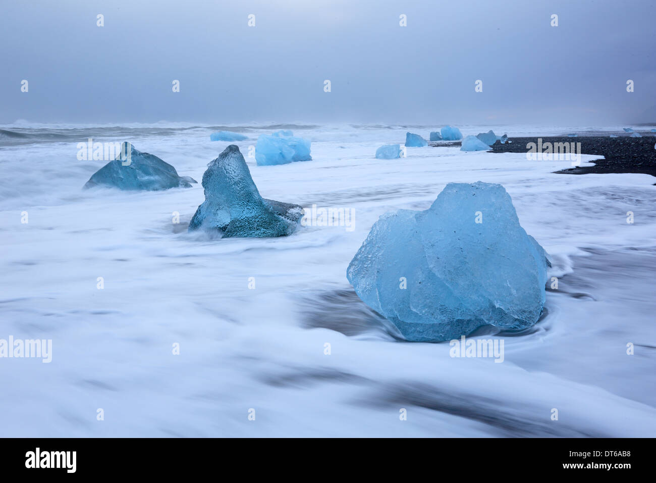 Bloques de hielo en la playa cerca de la laguna glaciar Islandia Foto de stock