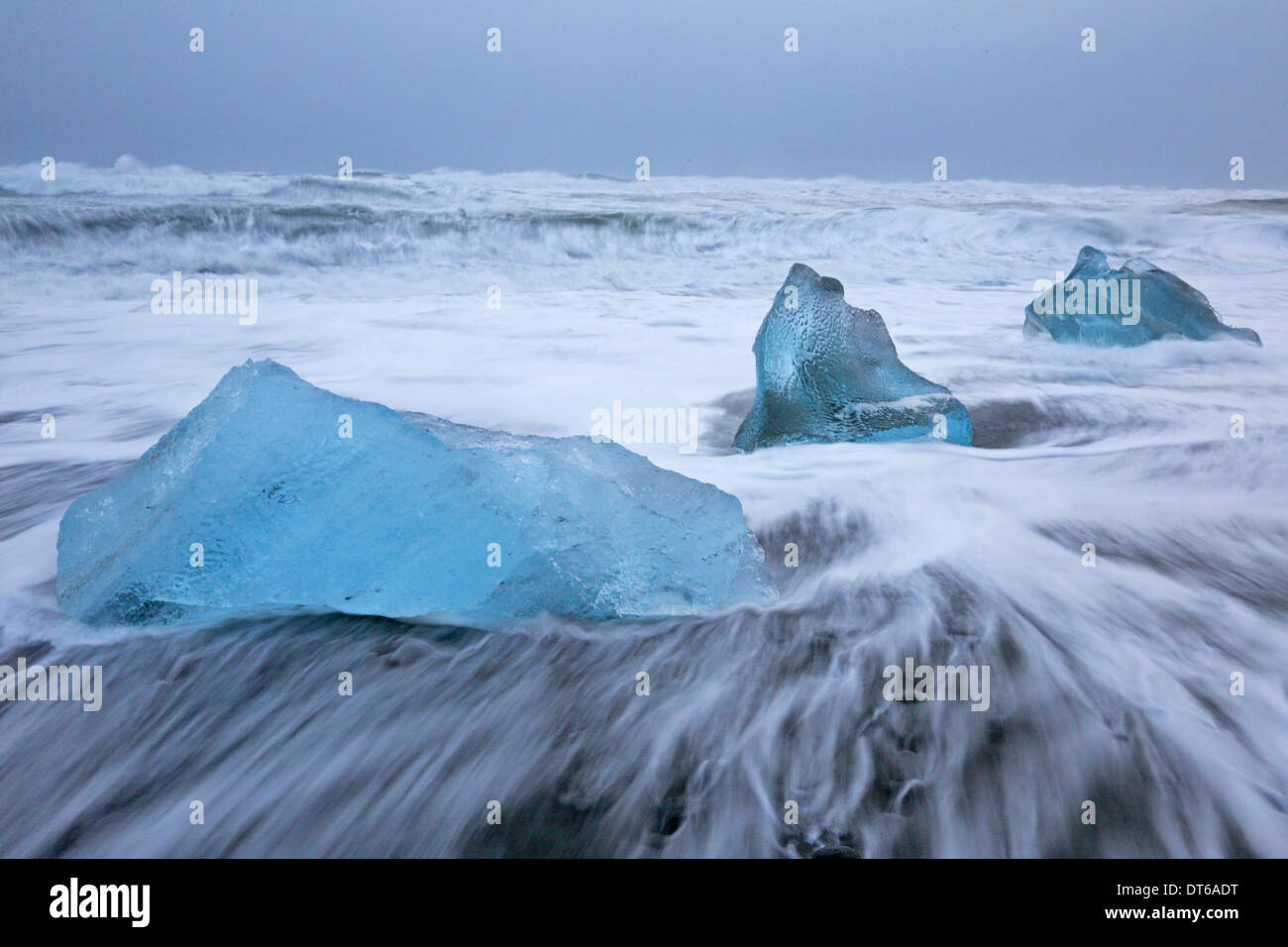 Bloques de hielo en la playa cerca de la laguna glaciar Islandia Foto de stock