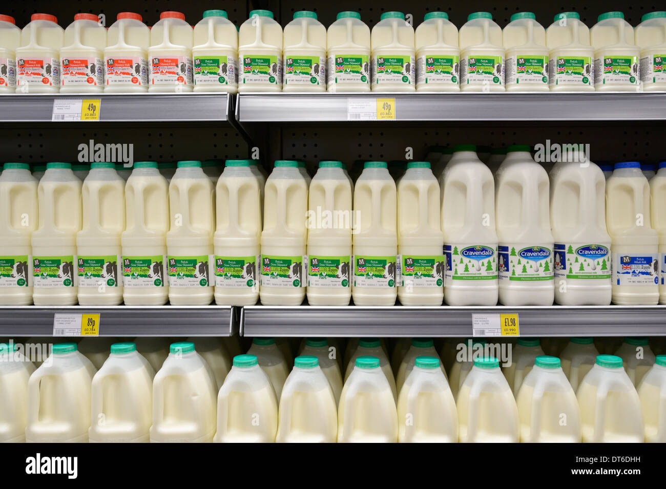 Botellas de leche expuestos para la venta en un supermercado británico Foto de stock