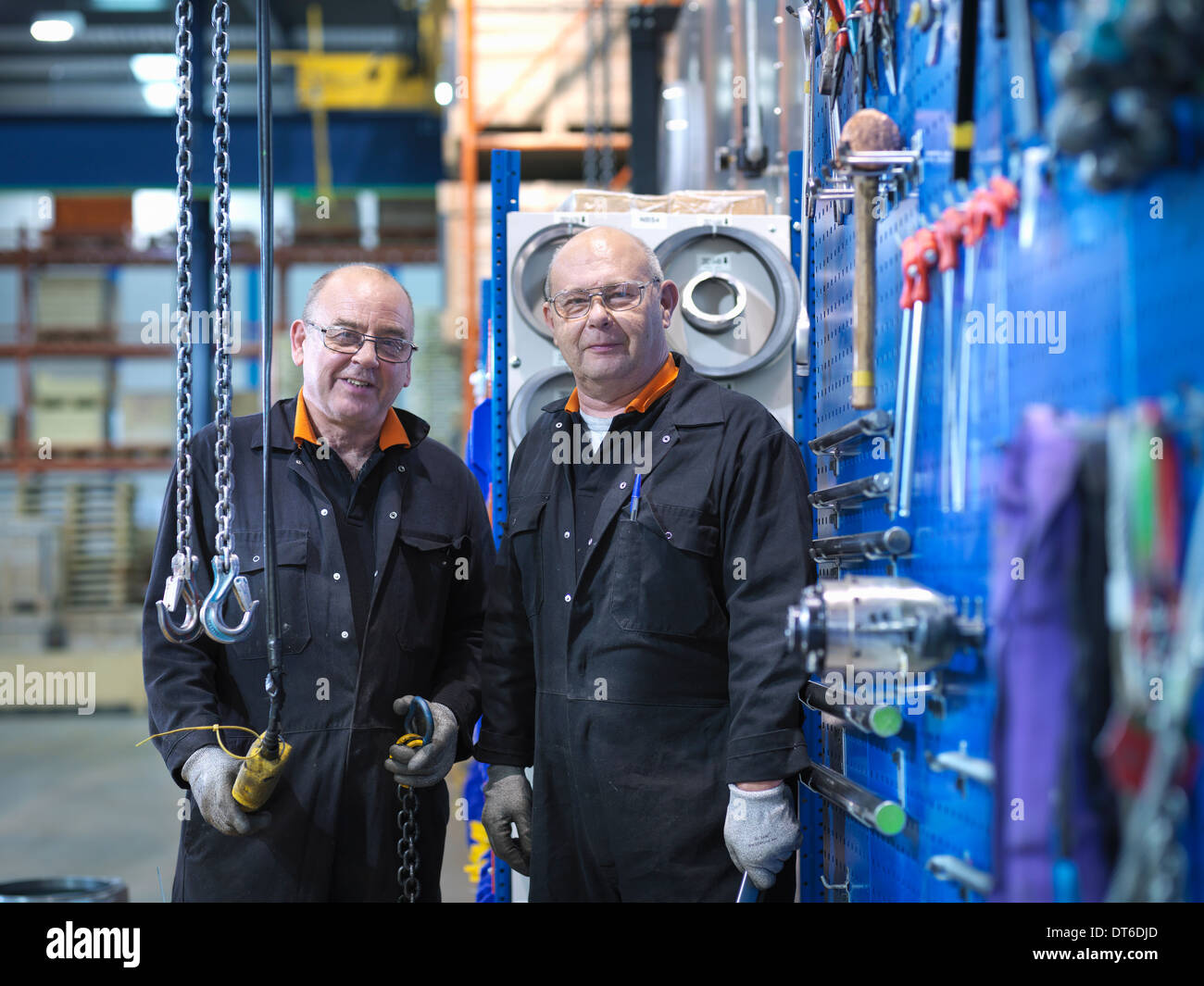 Los ingenieros que trabajan en ingeniería maduro, retrato de fábrica Foto de stock