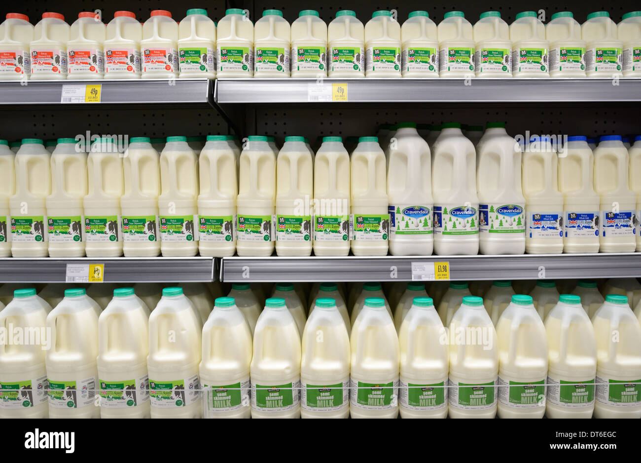 Botellas de leche expuestos para la venta en un supermercado británico Foto de stock
