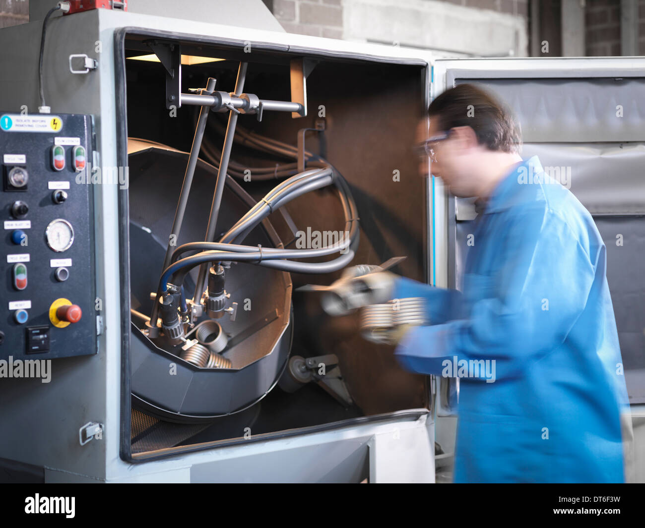 Trabajador granallado springs en laboratorio Foto de stock