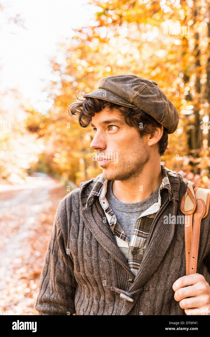 Retrato del hombre vestido con tapa marrón y cardigan Fotografía de stock -  Alamy