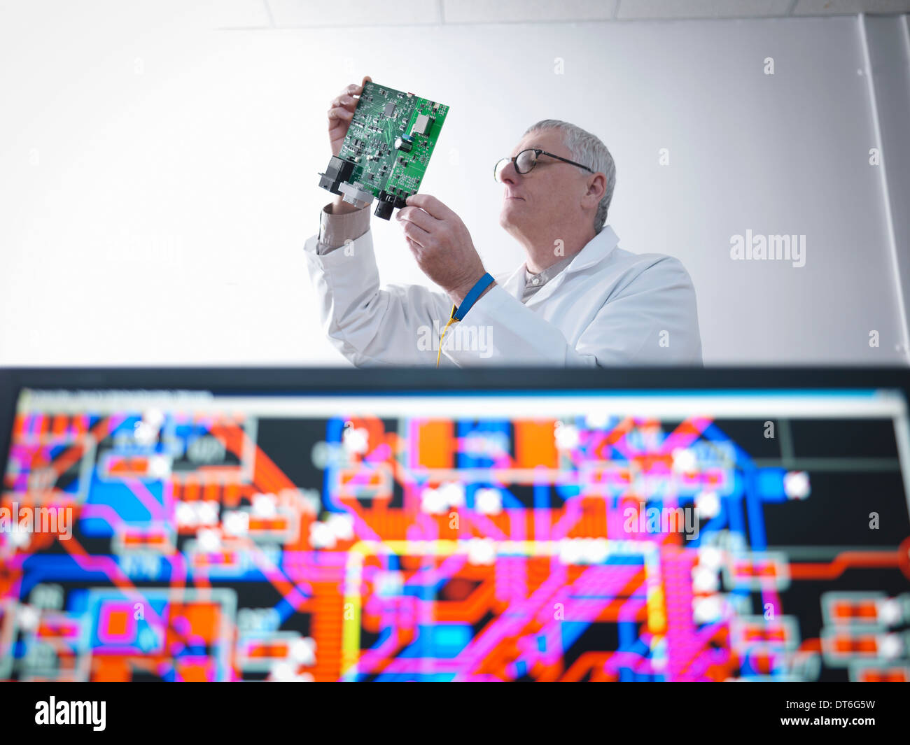 Ingeniero diseñar circuitos electrónicos para su uso en el automóvil Foto de stock