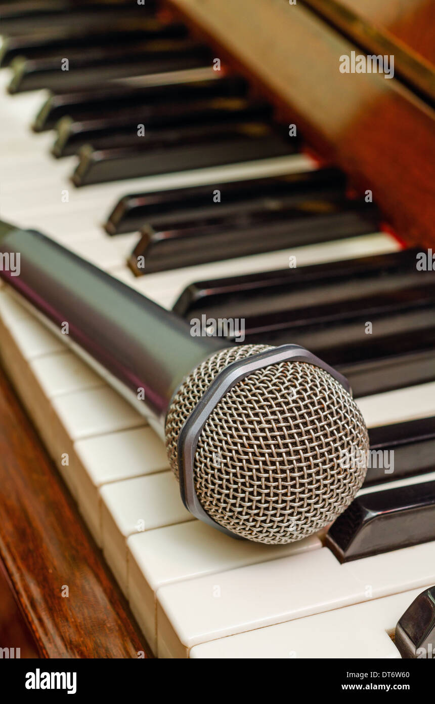 Micrófono en el teclado del piano clásico Fotografía de stock - Alamy