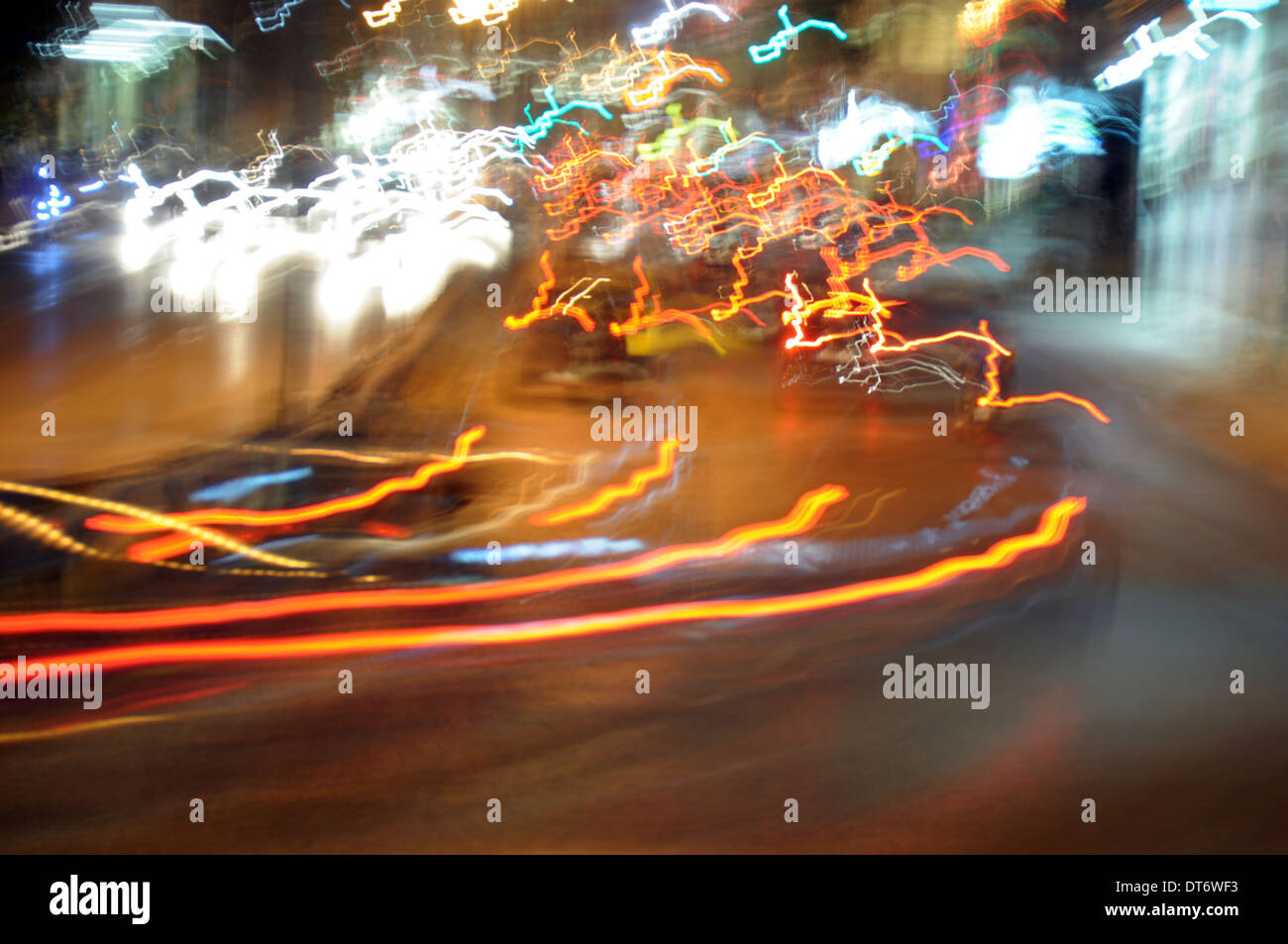Acelerar los coches en la autopista el tráfico en la ciudad por la noche. Desenfoque de movimiento. Foto de stock