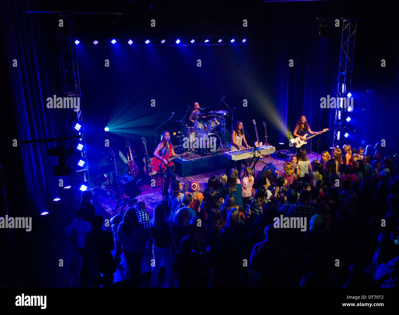 El pañuelo rojo, una banda de música de cuatro jóvenes; para reproducir un vídeo musical, SteamPlant Event Center, Salida, Colorado. Foto de stock