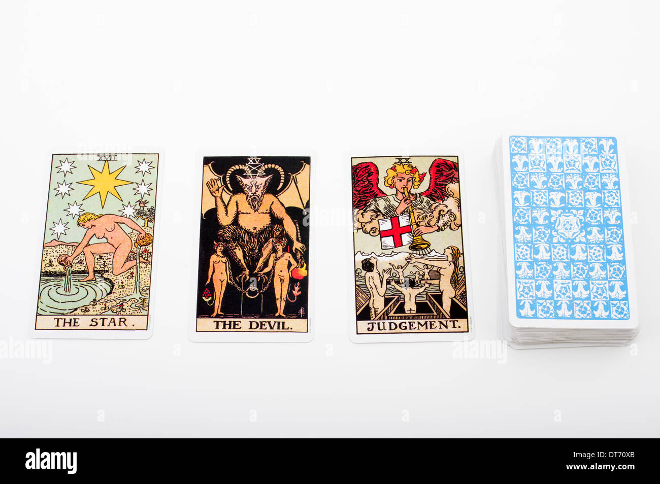 Jugando a las cartas del Tarot utilizado por los místicos, ocultistas para la adivinación y adivinación Foto de stock