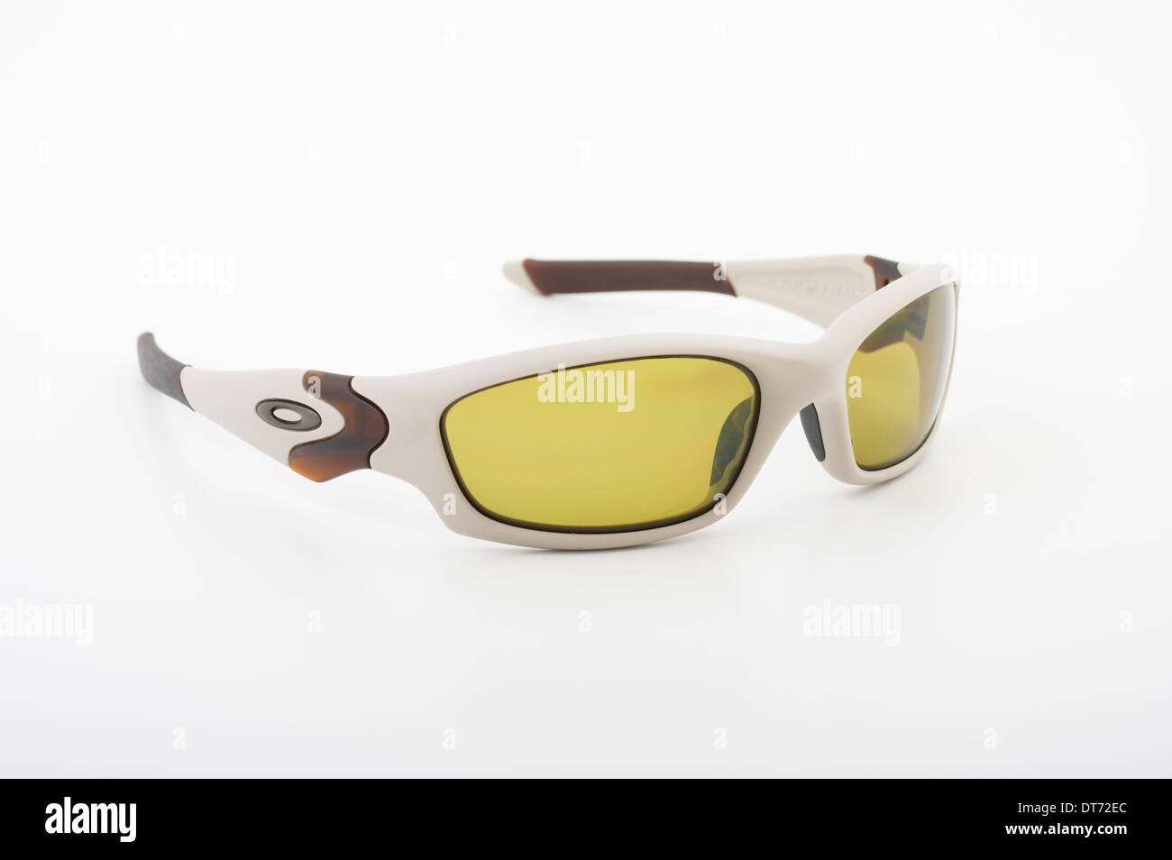 Oakley Straight Jacket gafas de sol con lentes polarizadas amarillo  Fotografía de stock - Alamy