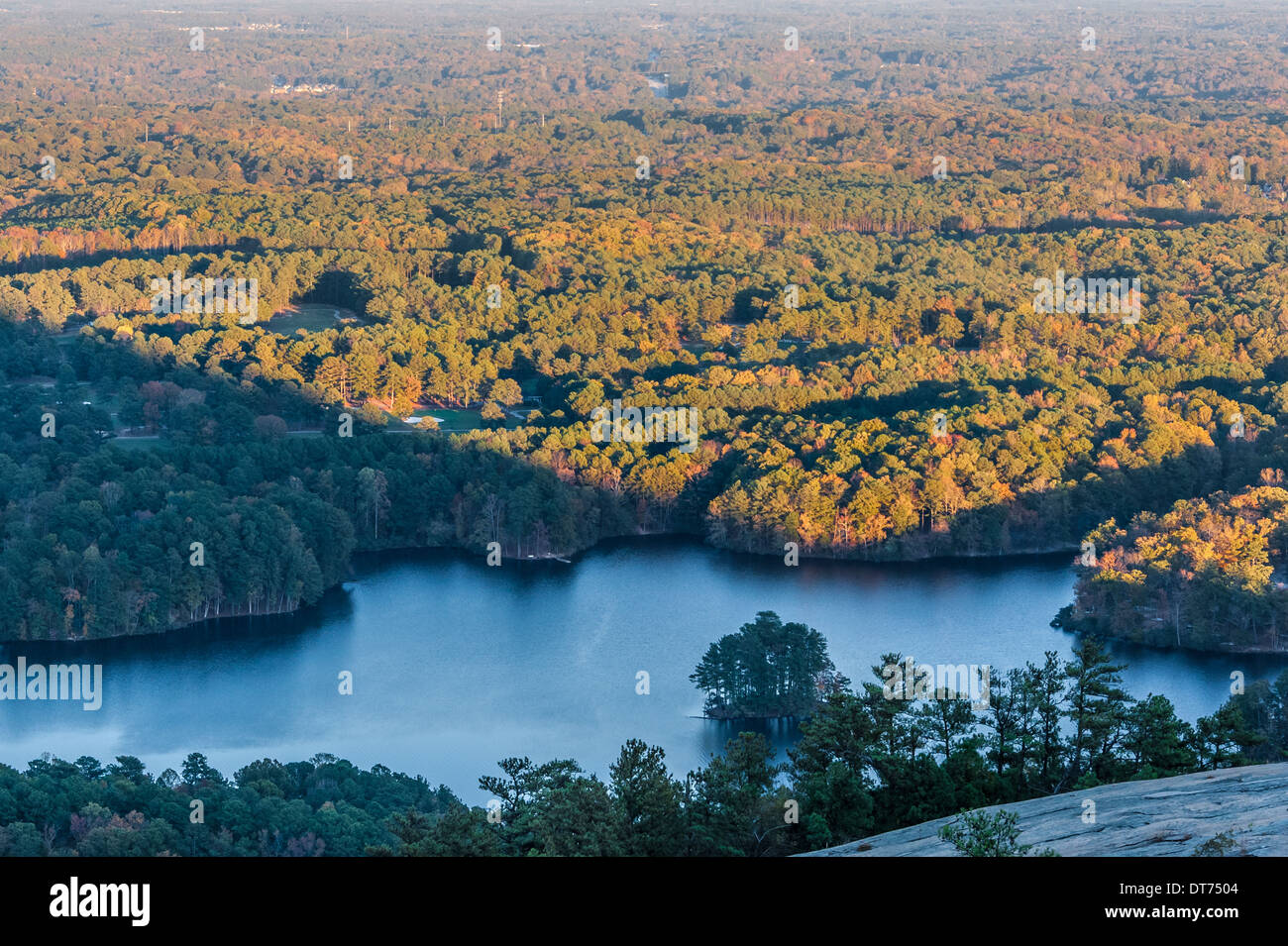 Vista al atardecer del lago y del campo de golf desde lo alto de Stone Mountain en Stone Mountain Park cerca de Atlanta, Georgia. (EE. UU.) Foto de stock