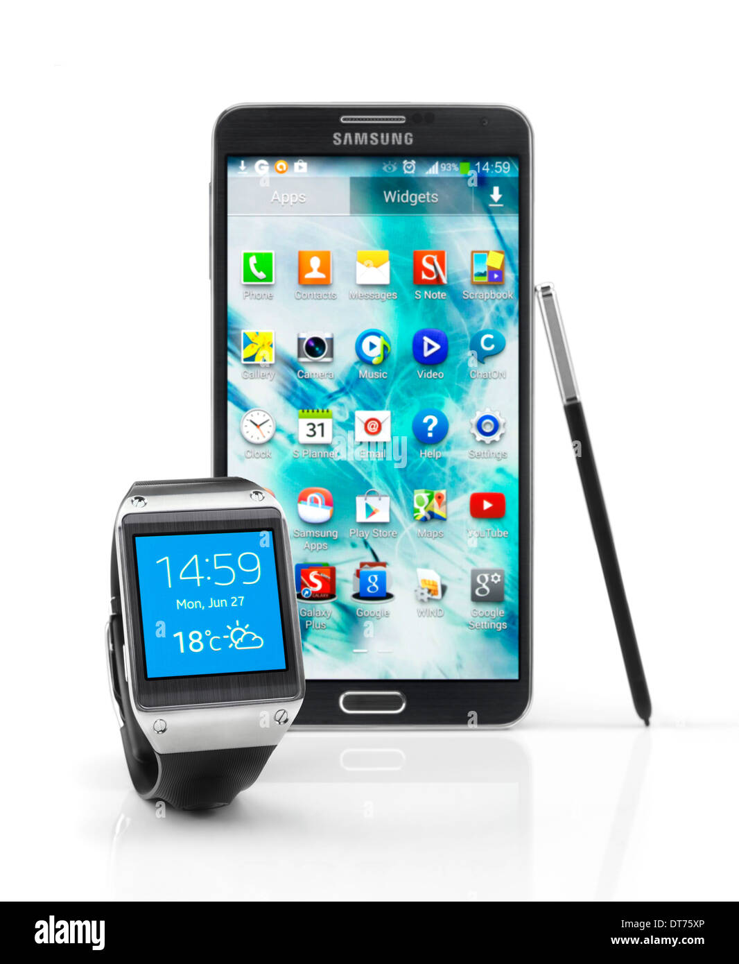 Samsung Galaxy marcha smartwatch y Galaxy smartphone Nota III aislado sobre fondo blanco. Foto de stock