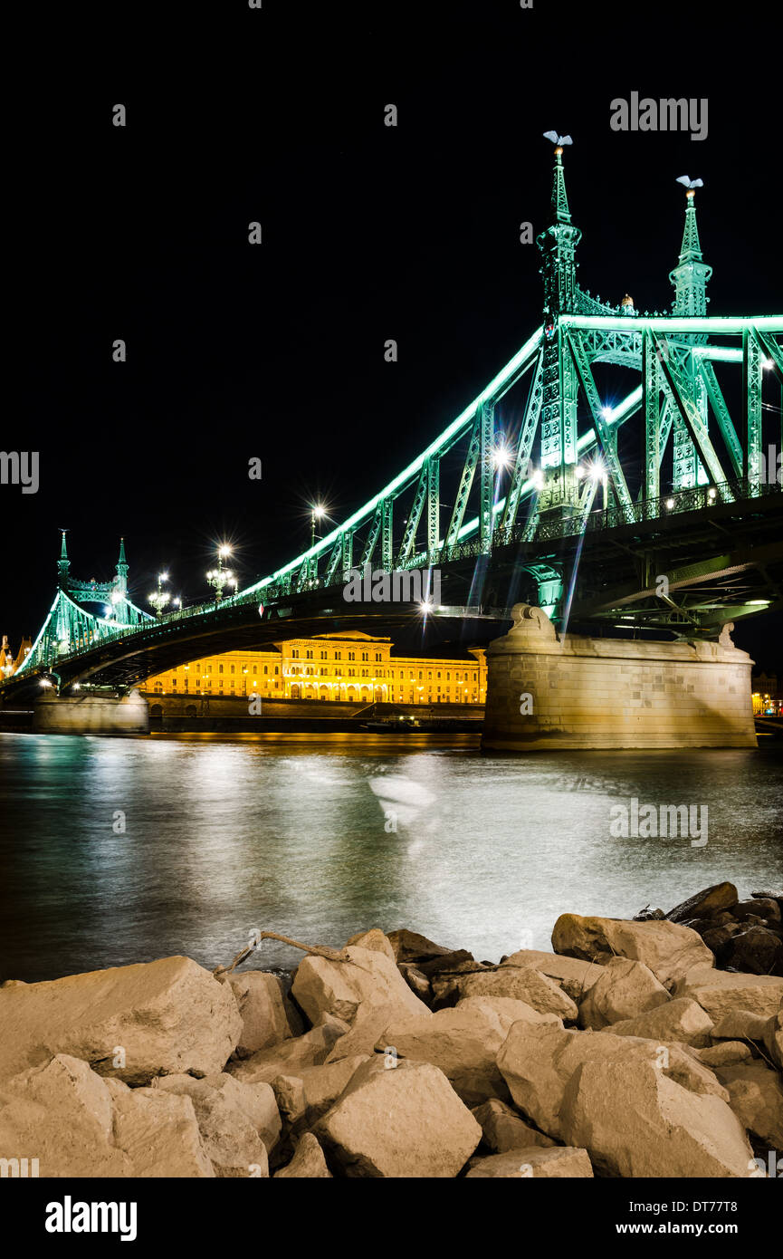 Budapest, Hungría. Puente Szabadsag, Liberty conecta Buda y Pest a través del río Danubio, construido en 1896. Foto de stock