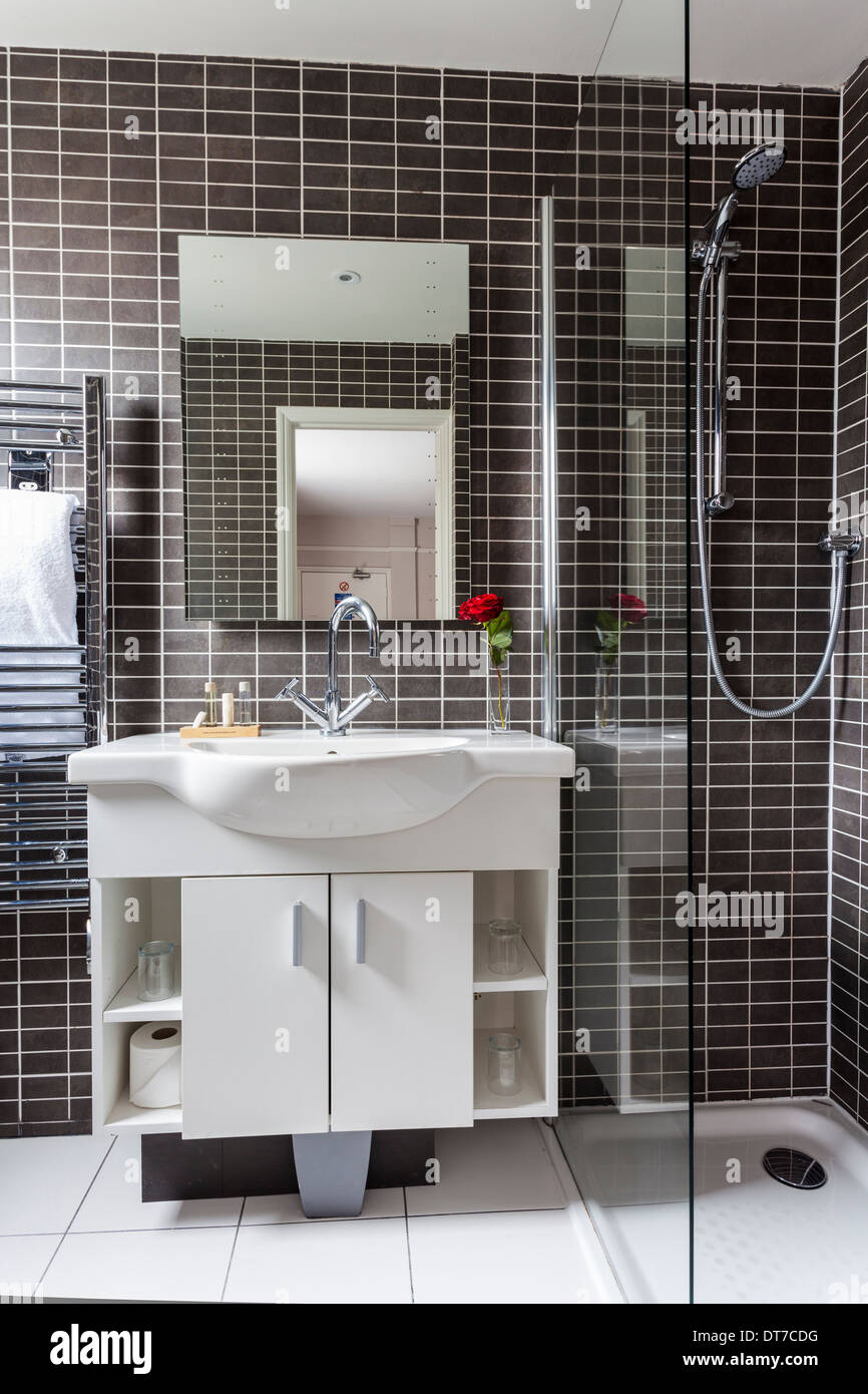 Smart moderna ducha con azulejos de cerámica negra Fotografía de stock -  Alamy