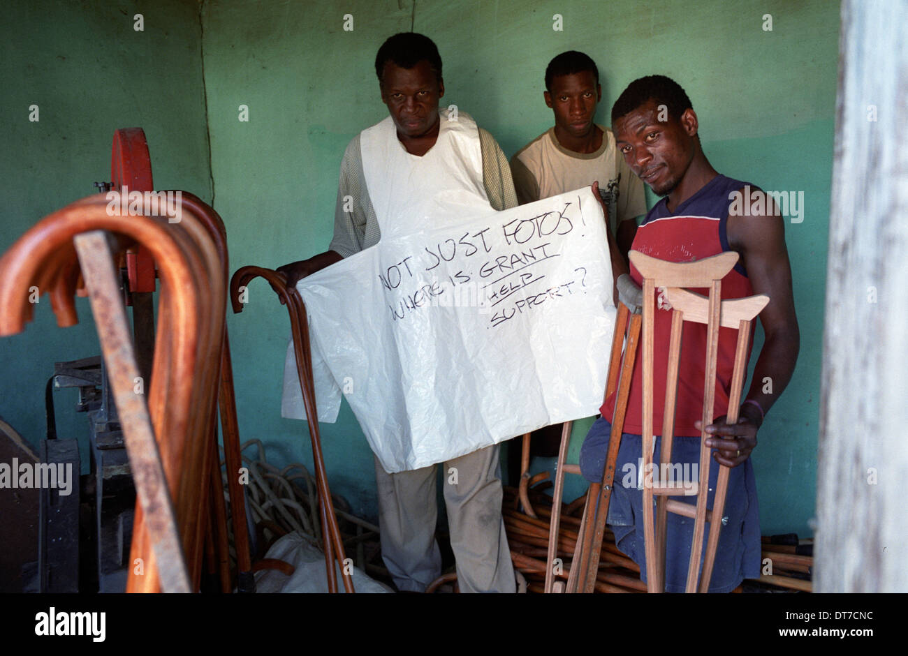 Juan de landa es de madera con un mensaje para el gobierno... desarrollo umzimkulu imágenes de Sudáfrica. 23 de marzo de 2009. N.B. NO PARA Foto de stock