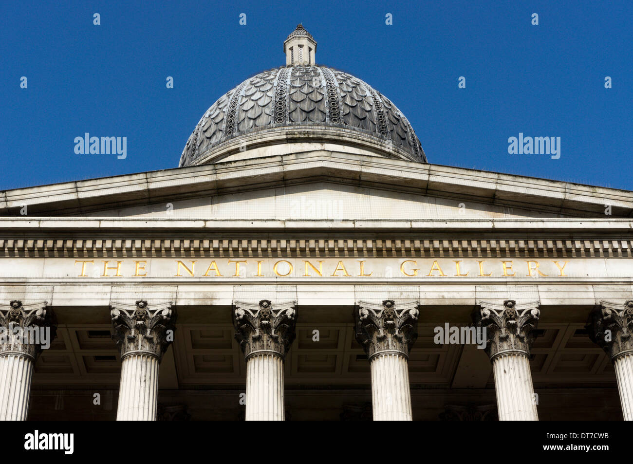 El nombre de la Galería Nacional tallado por debajo del frontón en la parte frontal del edificio, Londres, Inglaterra. Foto de stock