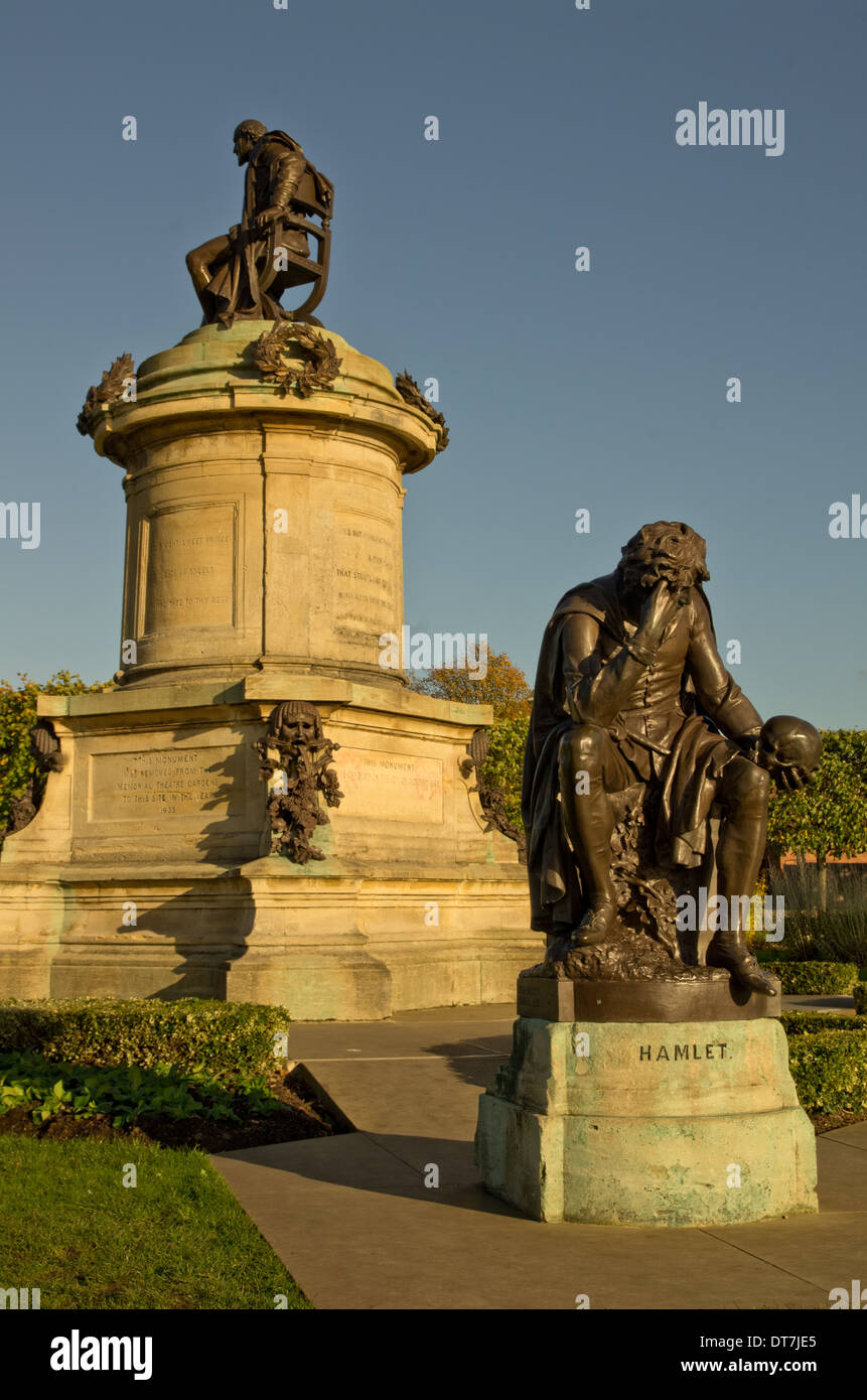Estatuas de Hamlet de Shakespeare y Lord Ronald Gower Foto de stock