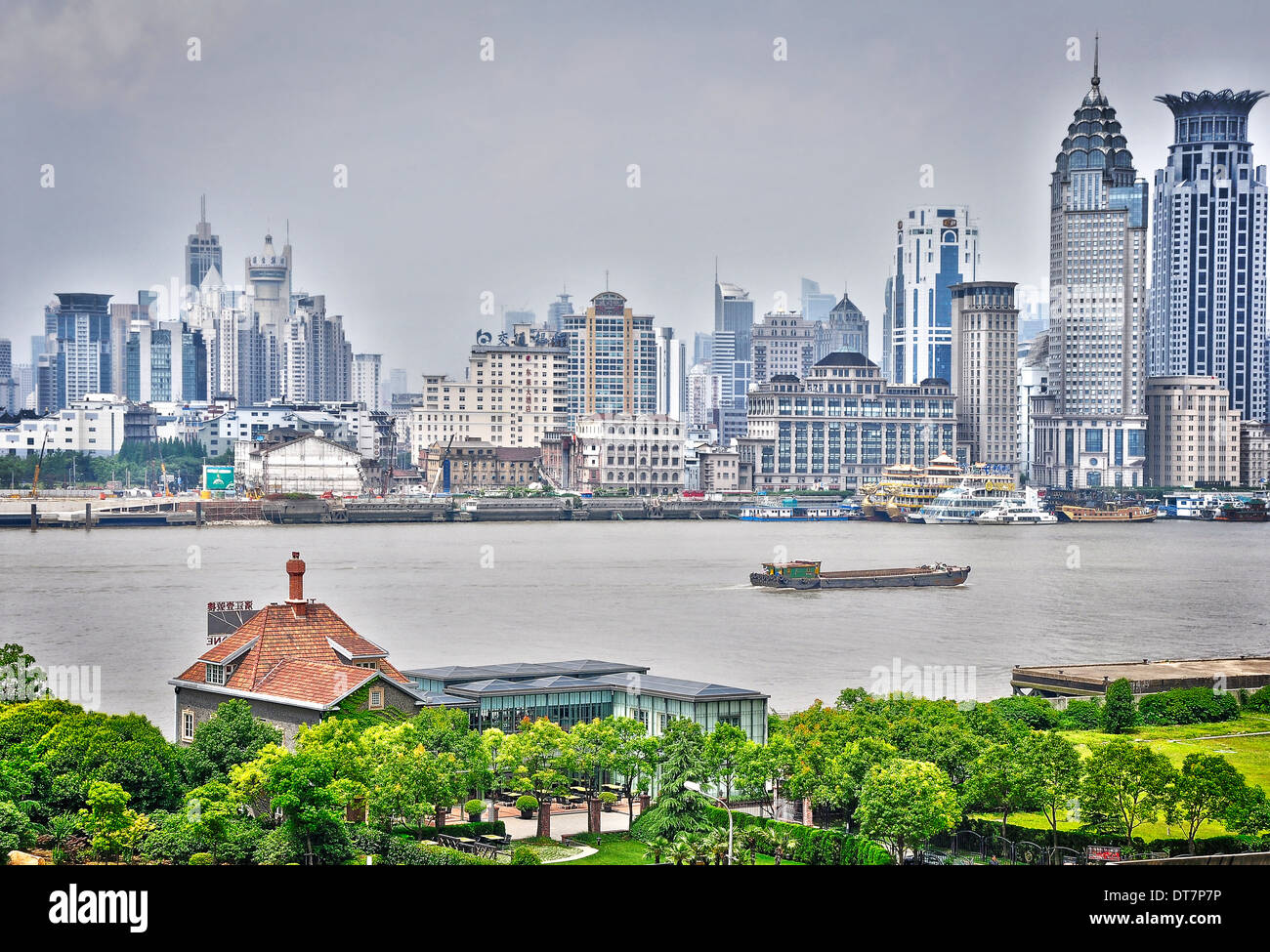Shanghai, el Bund vista de Pudong y el río Huangpu Foto de stock