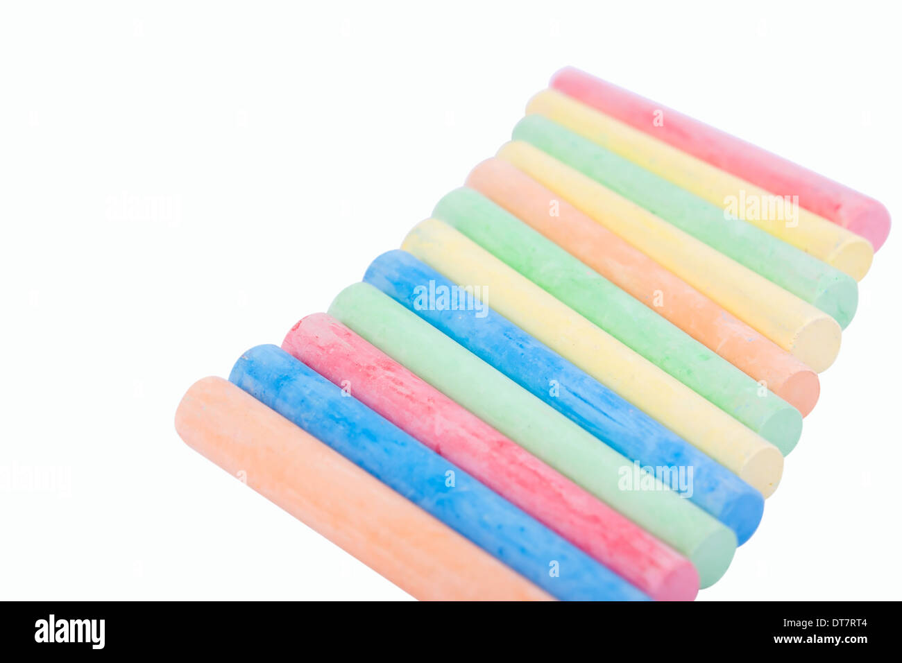 Tizas de colores pastel aislado sobre un fondo blanco con trazado de recorte Foto de stock
