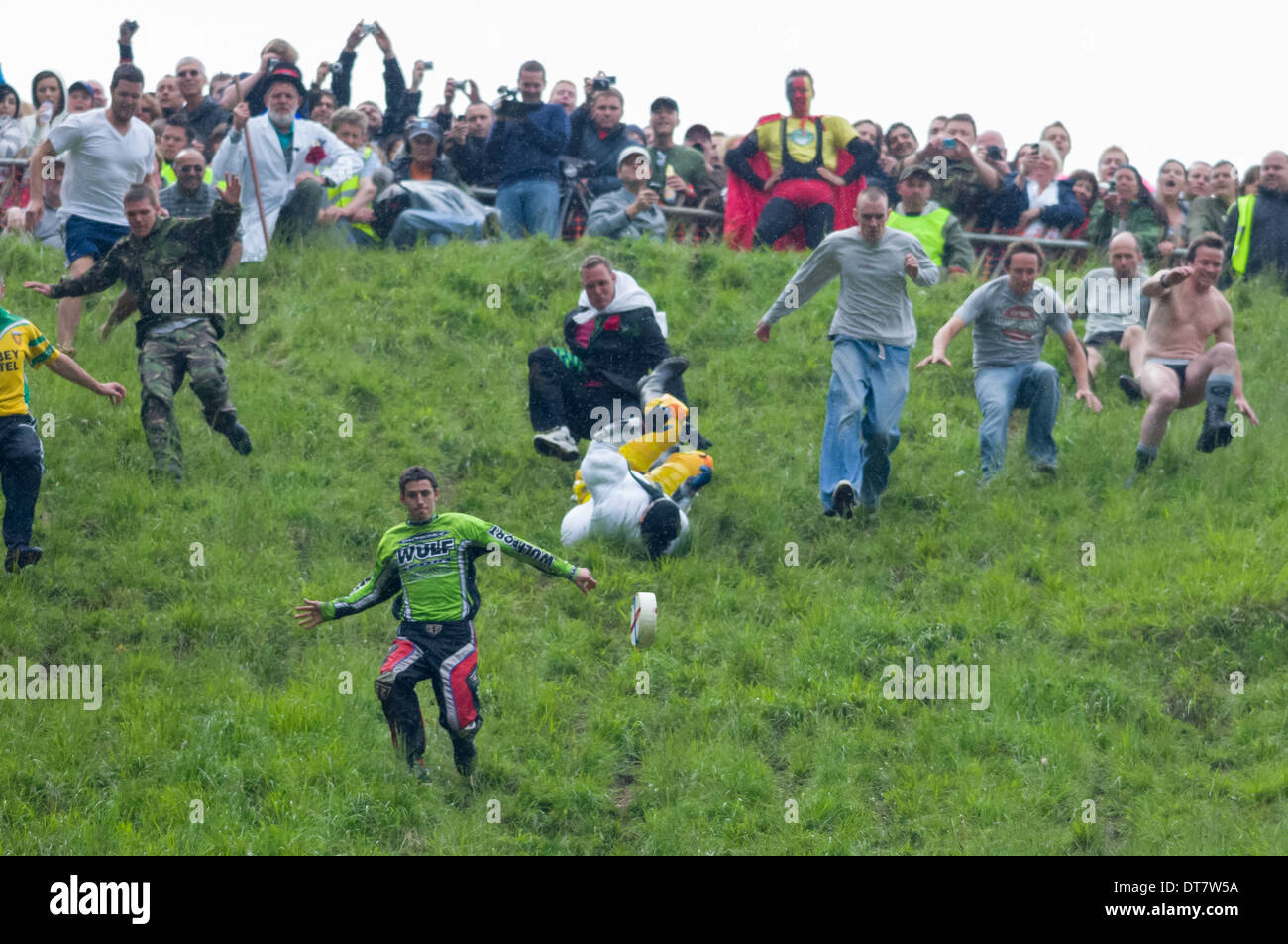 Cheese rolling at coopers hill fotografías e imágenes de alta resolución -  Alamy