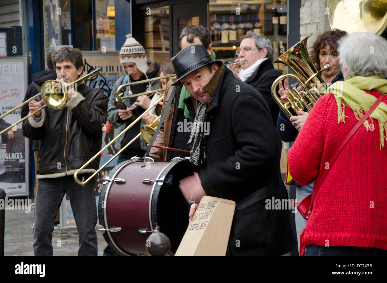 Los músicos callejeros dando un rendimiento en una calle de París, Francia. Foto de stock