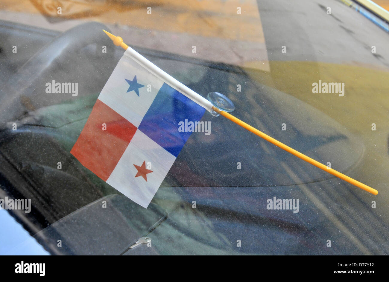 Latinsmall bandera panamea que está en un cristal de coche Panamá ciudad Panamá Foto de stock