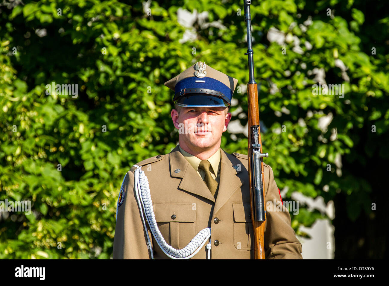 Soldado polaco en uniforme y arma Foto de stock