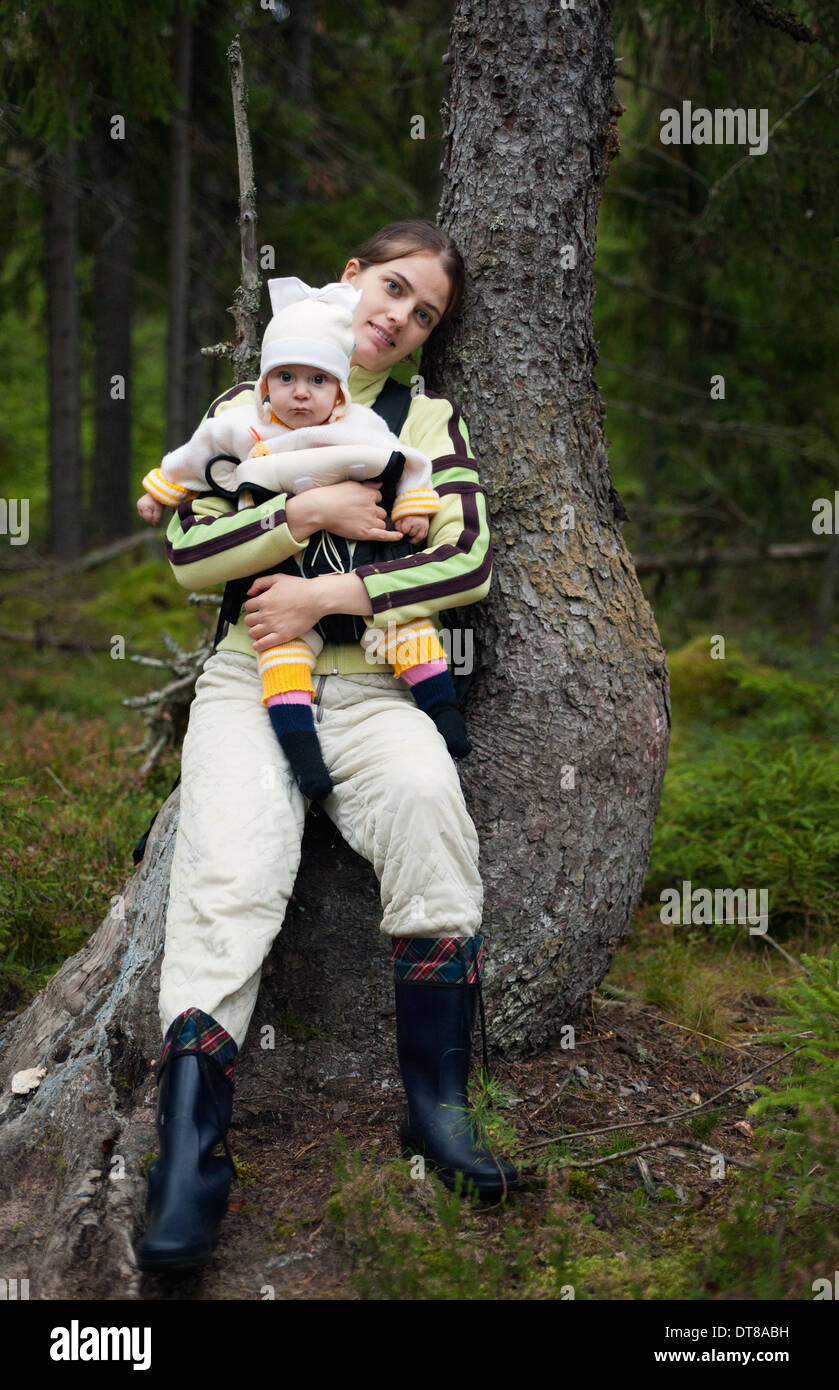 Retrato de la madre y el bebé en el bosque salvaje. Foto de stock