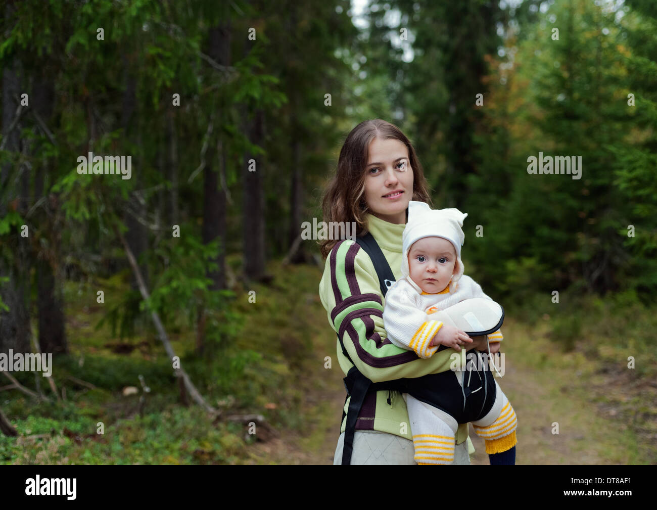 Retrato de la madre y el bebé en el bosque salvaje. Foto de stock