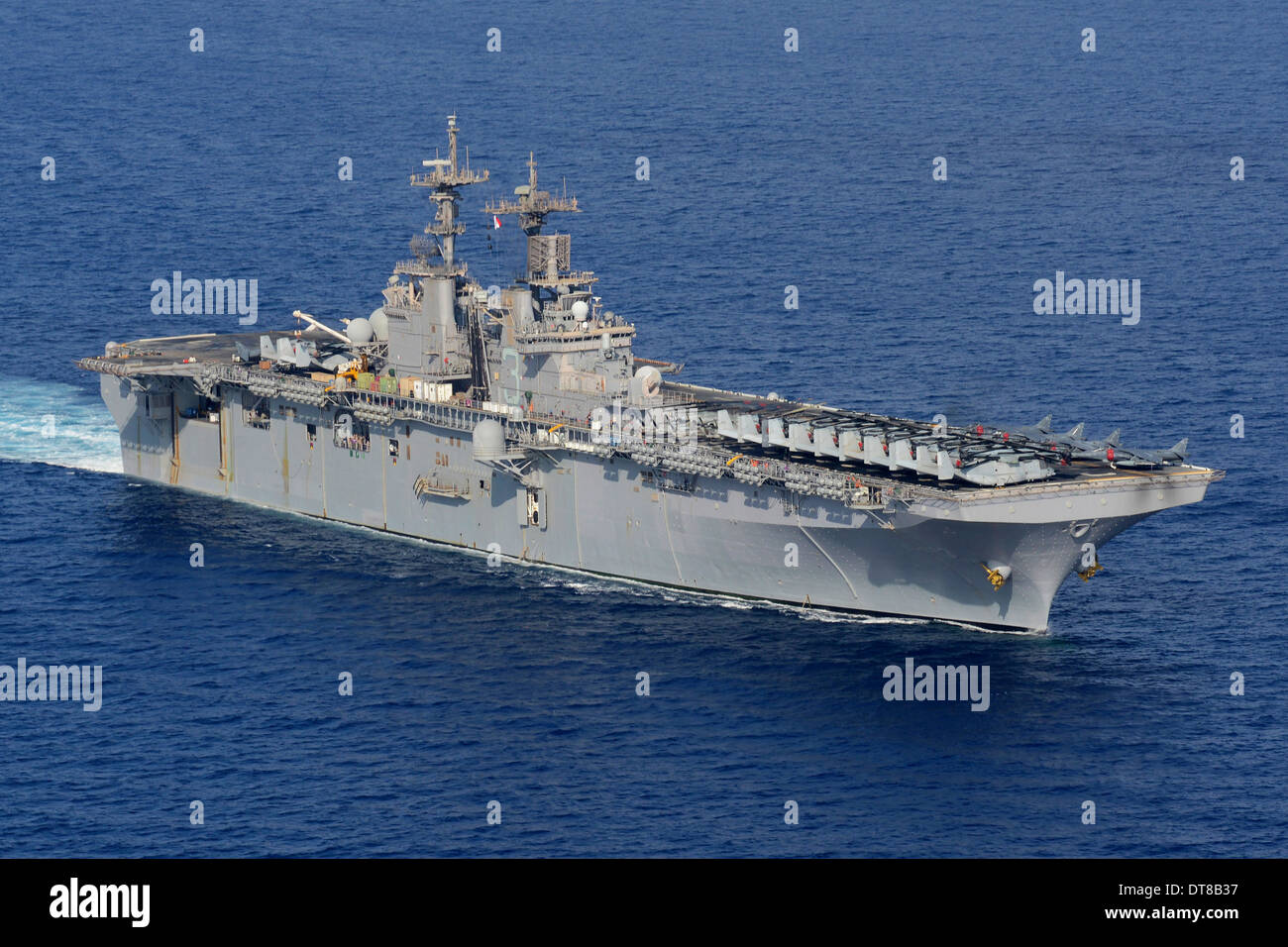 El golfo de Omán, 2 de mayo de 2013, el buque de asalto anfibio USS Kearsarge (LHD-3) lleva a cabo operaciones en el mar. Foto de stock