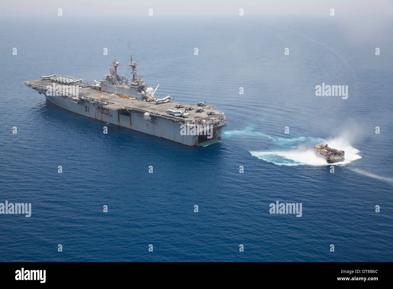 El golfo de Adén, 30 de mayo de 2013 - un cojín de aire Landing Craft enfoques así la cubierta del buque de asalto anfibio USS Kearsarge. Foto de stock
