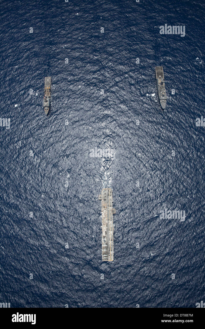 El buque USS Kearsarge, USS Carter Hall y el USS San Antonio el tránsito del Mar Rojo. Foto de stock