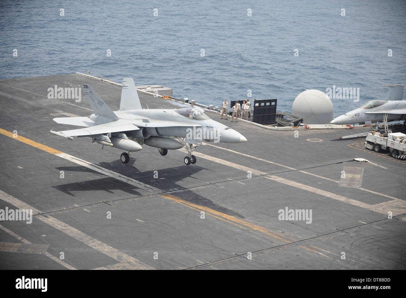 Norte del Mar Arábigo, Julio 19, 2013 - Un F/A-18 C Hornet aterriza en la cubierta de vuelo del portaaviones USS Nimitz. Foto de stock