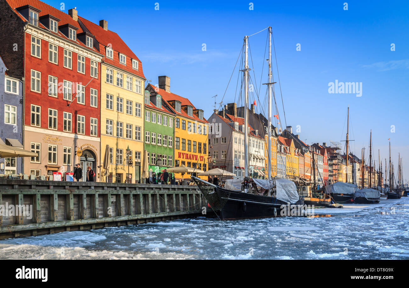 Nyhavn señaló por sus coloridas casas con muchos restaurantes y bares, Copenhague, Dinamarca Foto de stock