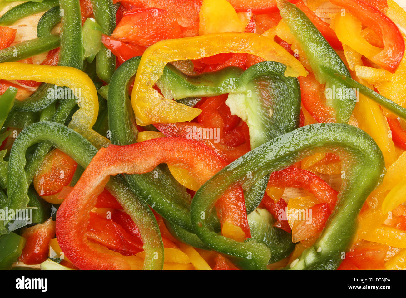 Closeup de rodajas de rojo, verde y amarillo pimientos Foto de stock