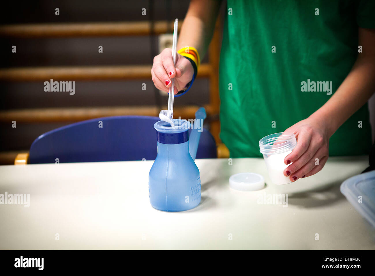 Lavado nasal. estudiantes asiáticos chica su nariz de enjuague la jeringa  con solución salina y aislado sobre fondo blanco Fotografía de stock - Alamy