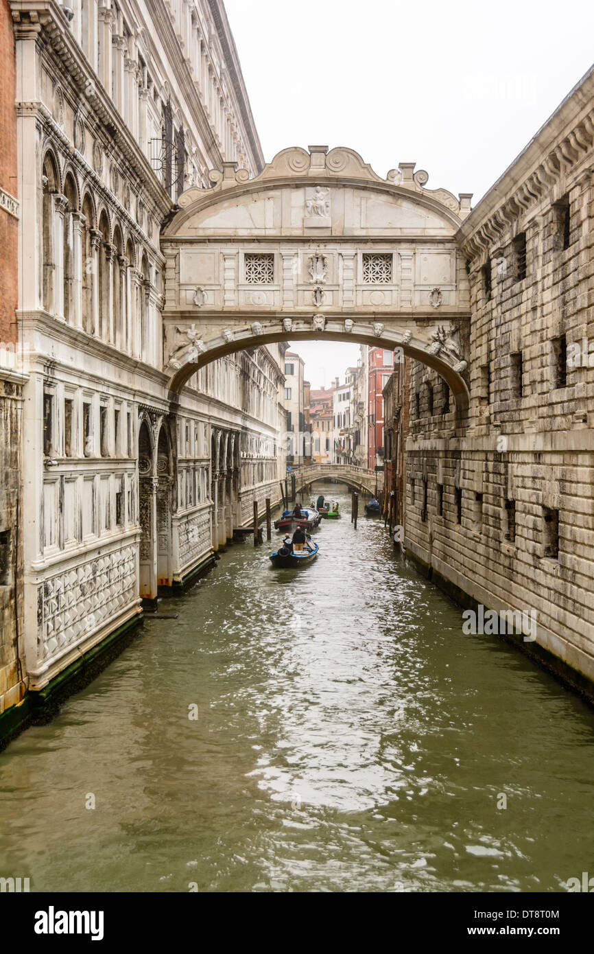 Venecia, Italia. Puente de los Suspiros, el Ponte dei Sospiri, Rio di Palazzo, la nueva cárcel, el Palacio de los Doges. Foto de stock