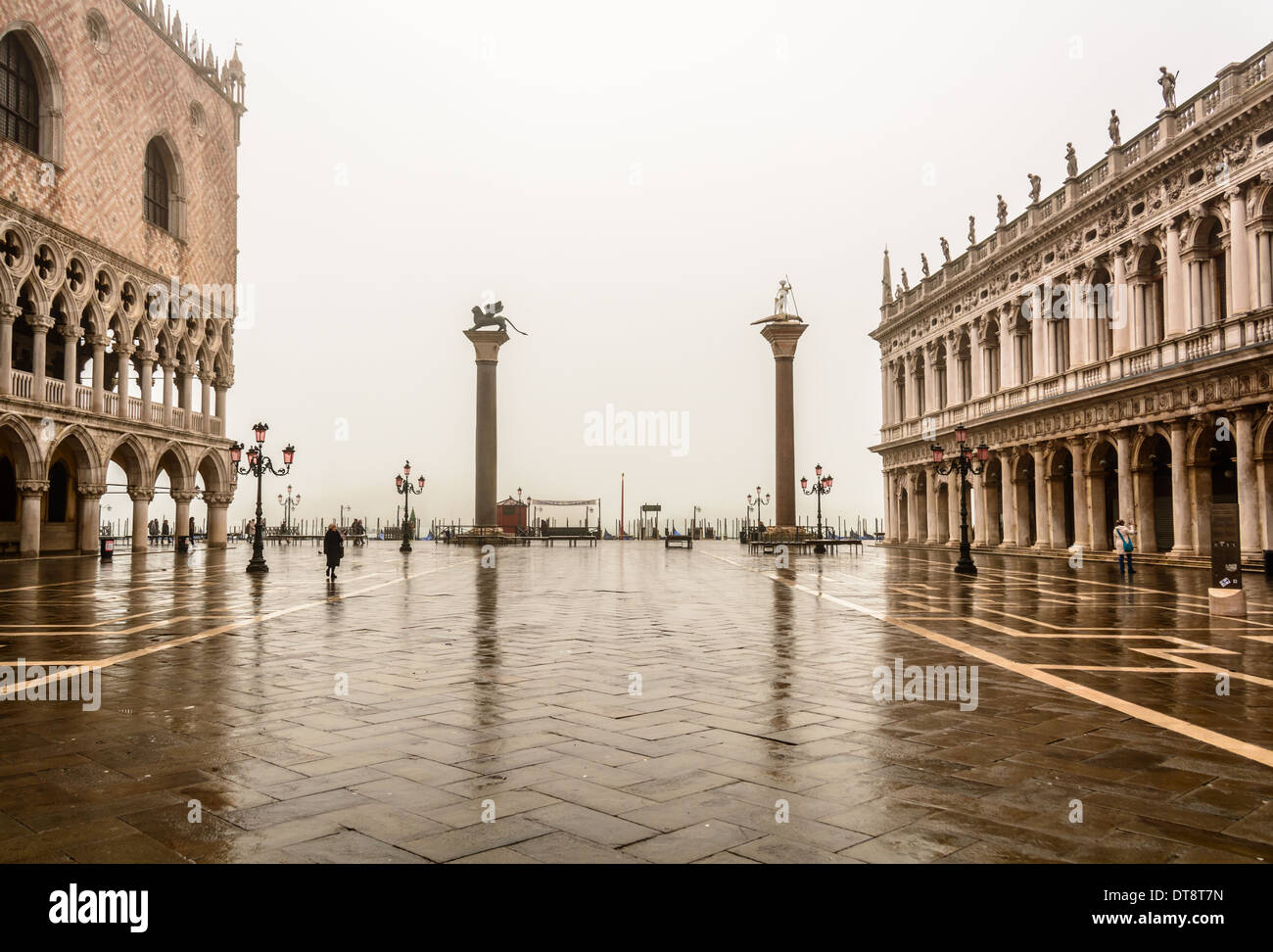 Venecia, Italia. La Piazzetta San Marco, la Plaza de San Marcos en un lluvioso día nublado con reflejos en el pavimento. Foto de stock