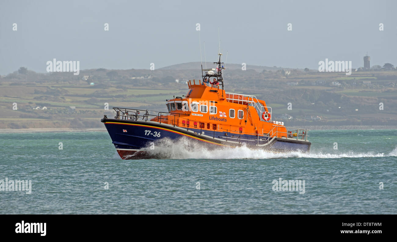 Ivan Penlee RNLB Ellen, bote salvavidas (un bote salvavidas clase Severn) en ejercicio de Mounts Bay Cornualles, en el REINO UNIDO Foto de stock