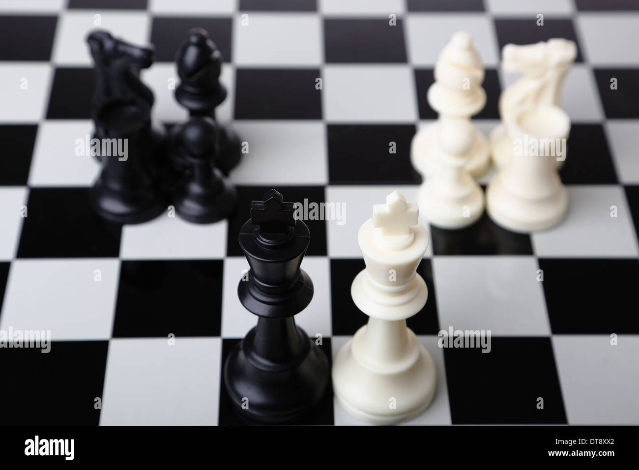 Blanco y negro reyes de ajedrez en tableros de ajedrez Foto de stock