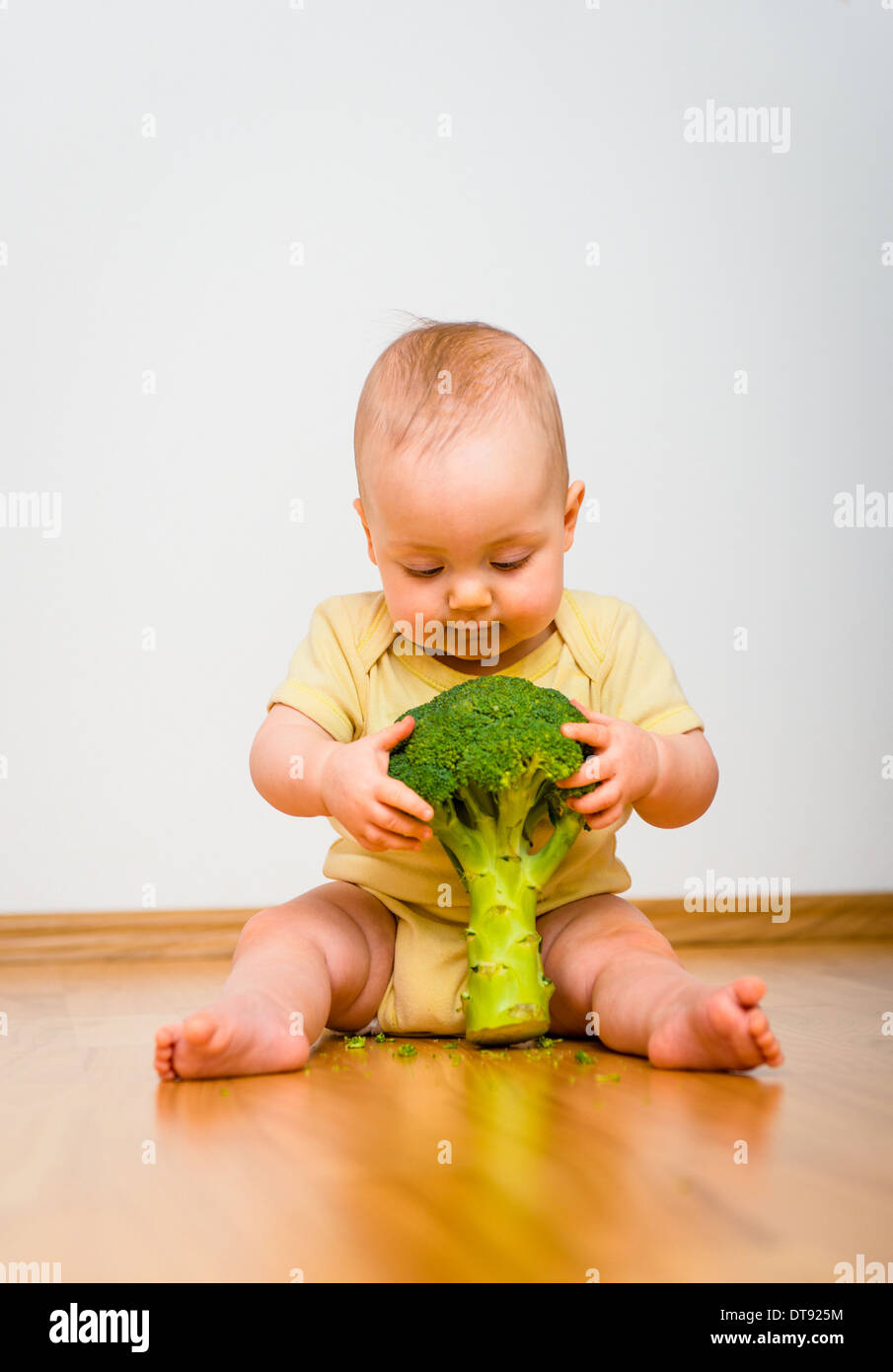 Lindo Bebe Explorar El Brocoli Sentados En El Piso En El Interior Fotografia De Stock Alamy Lindo Bebe Explorar El Brocoli Sentados En El Piso En El Interior Fotografia De Stock Alamy