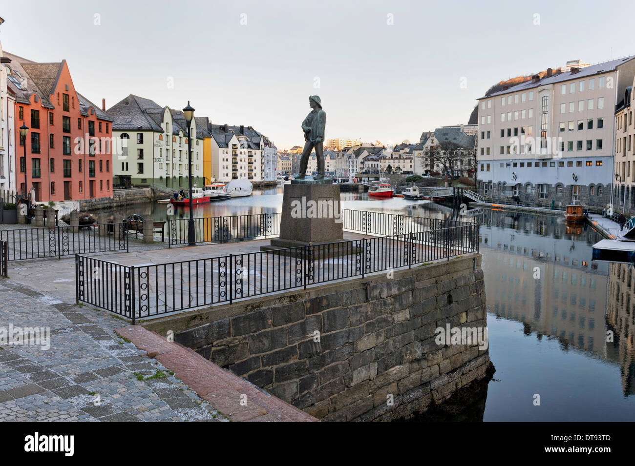 Ålesund, Noruega, una ciudad famosa arquitectura modernista, mostrando la industria pesquera monumento Foto de stock
