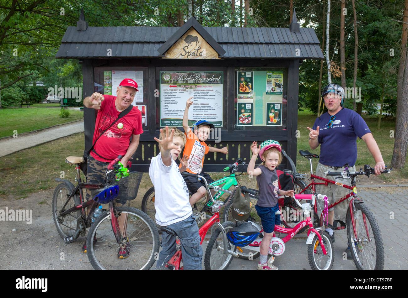 Polaco/americano de tres generaciones de la familia celebra en bicicleta a través de la National Forest. Spala Polonia Central Foto de stock