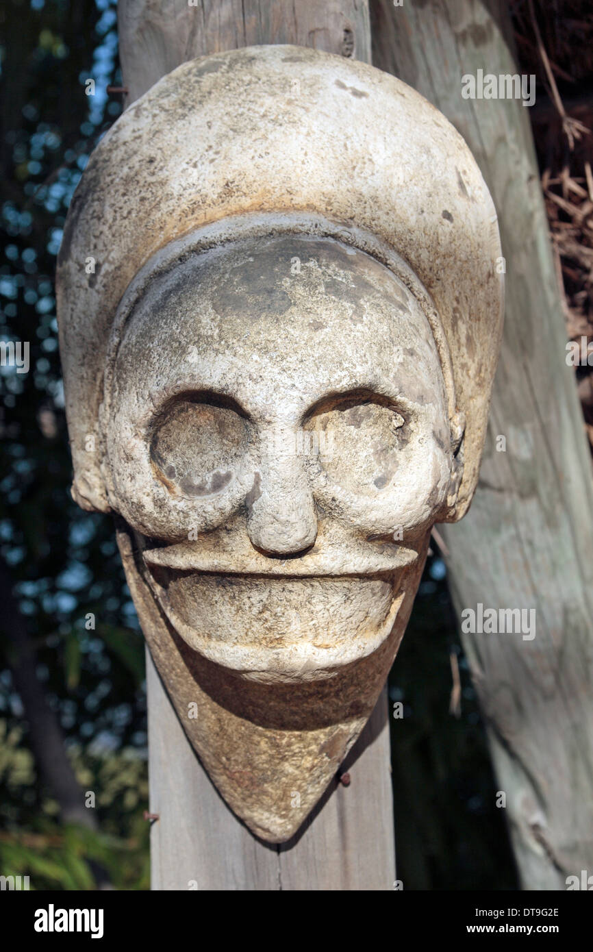 Máscara de madera, parte de la 'Isla del encuentro' en pantalla, en el  muelle de las Carabelas, Huelva, Andalucía, España Fotografía de stock -  Alamy
