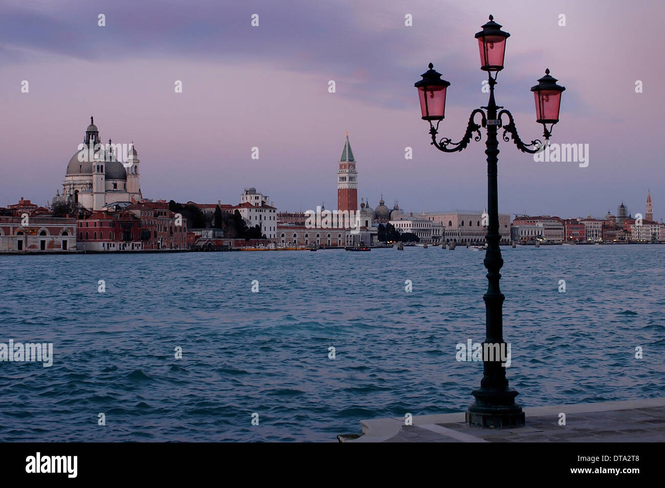 Moderna linterna veneciana, en frente del Palacio Ducal, el Palacio Ducal y el Campanile de San Marcos, en Venecia, Véneto, Italia Foto de stock