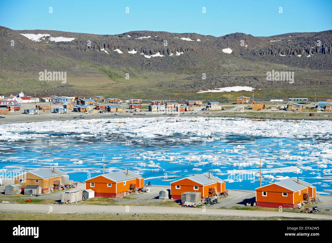 El pueblo Inuit de Ulukhaktok con témpanos de hielo en el Mar de Beaufort, el Océano Ártico, la Isla Victoria, antiguamente Holman Island Foto de stock