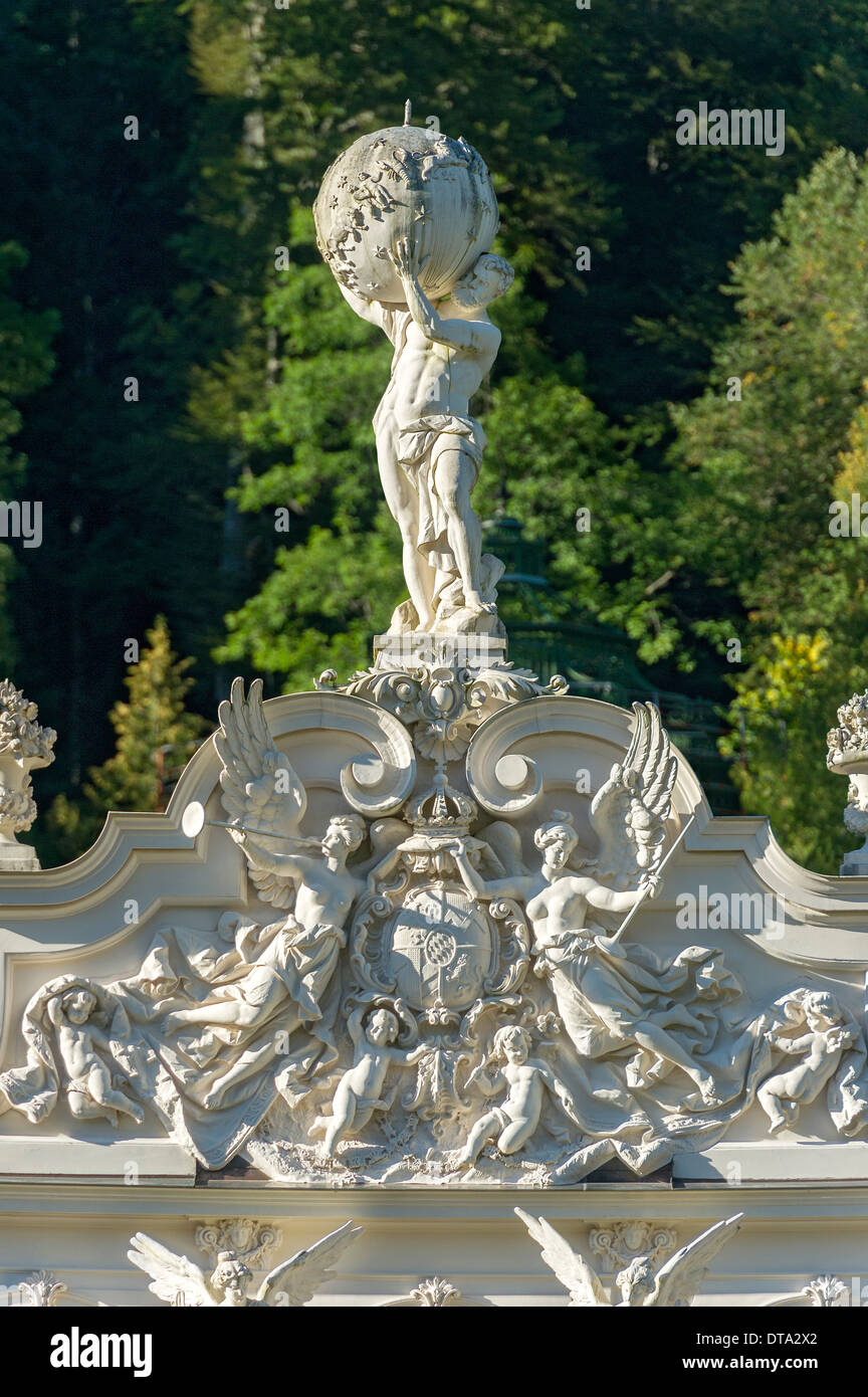 Estatua de Atlas sosteniendo la esfera celeste, ángeles y angelotes alrededor del escudo de armas de Baviera en el frontón de Schloss Foto de stock