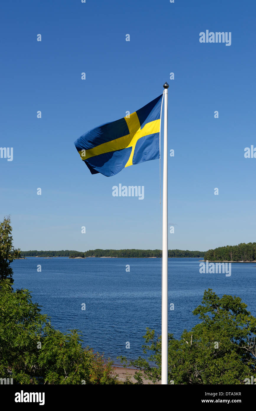 Bandera sueca en Finnhamn isla en el oriente del archipiélago de Estocolmo, Estocolmo, Suecia Foto de stock